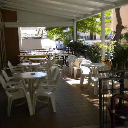 Hotel Nives Rimini Buitenkant foto