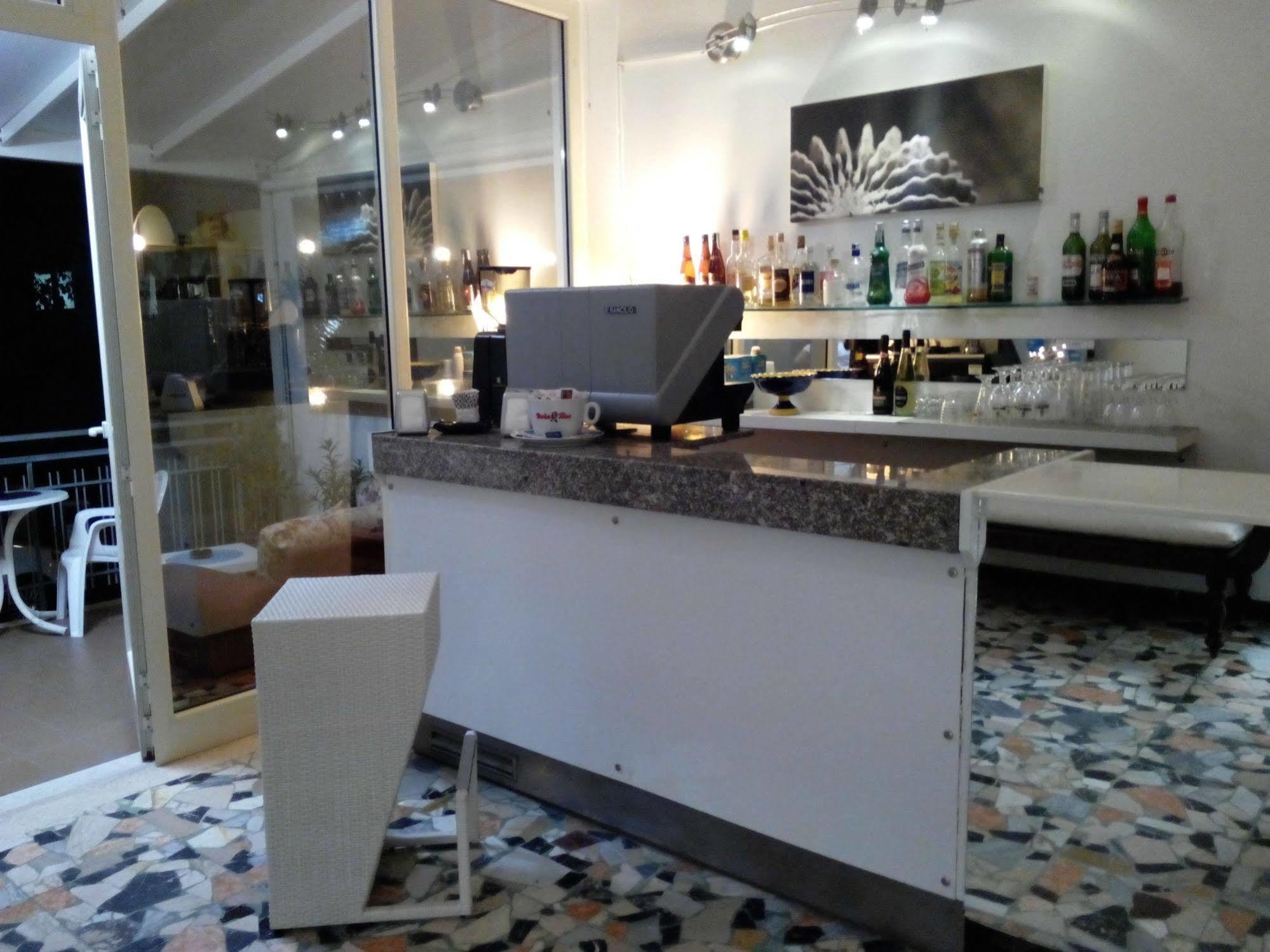Hotel Nives Rimini Buitenkant foto