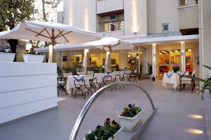 Hotel Nives Rimini Buitenkant foto